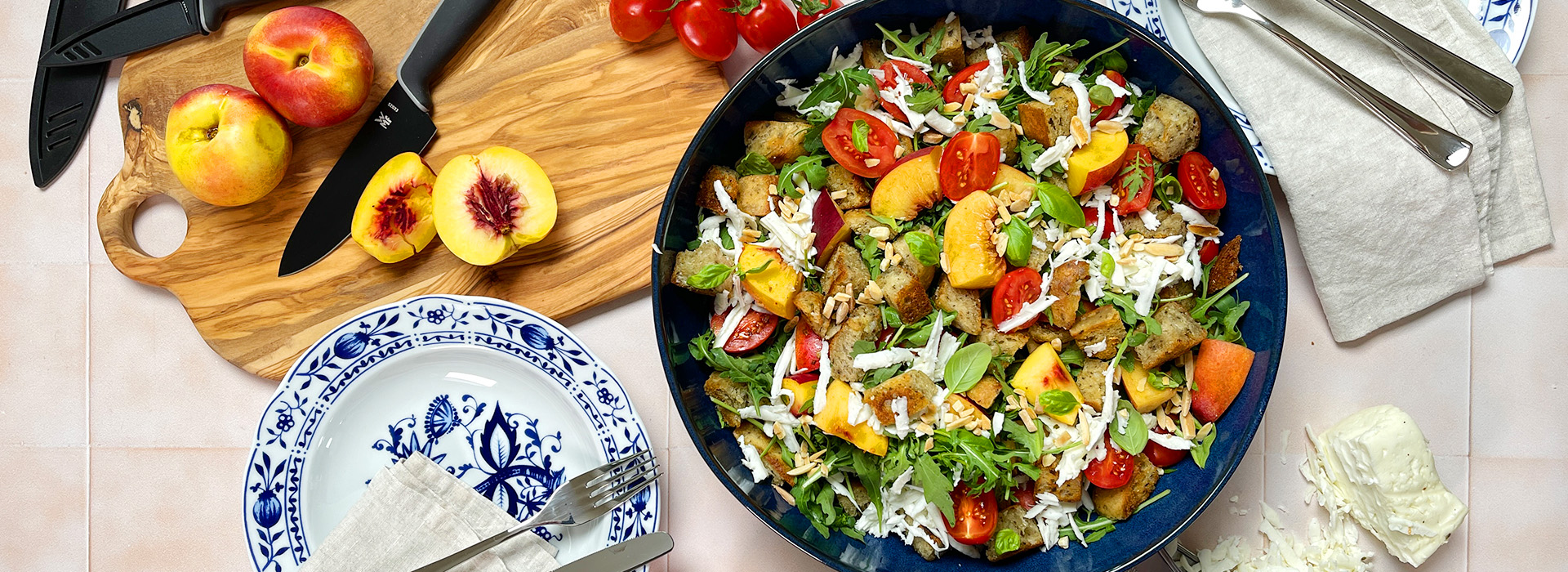 Brotsalat mit Nektarinen und Halloumi