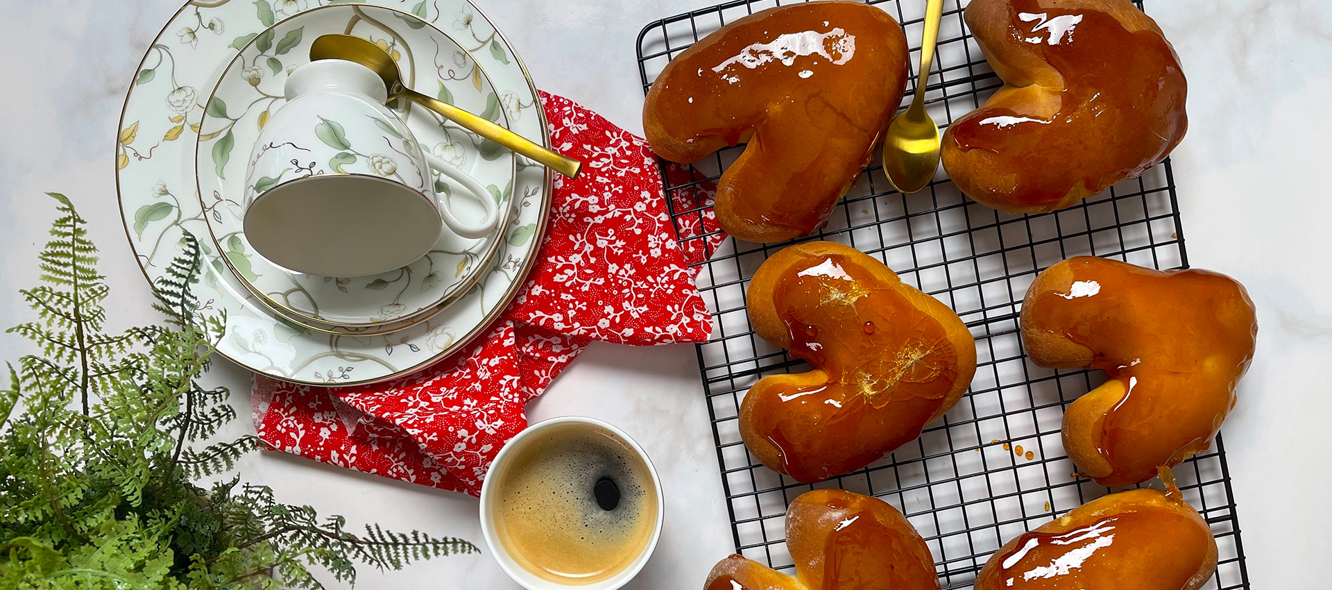 Crème brûlée-Donuts mit Herz aus dem Backofen 