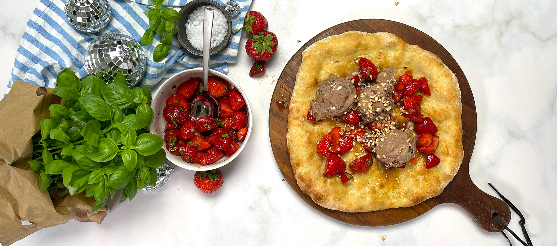 Pizza mit Balsamico-Erdbeeren und Eiscreme