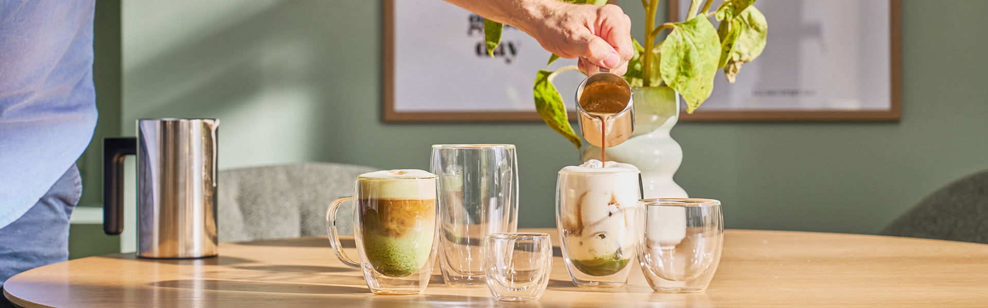 Cappucchino-Glas mit Dirty Matcha Latte