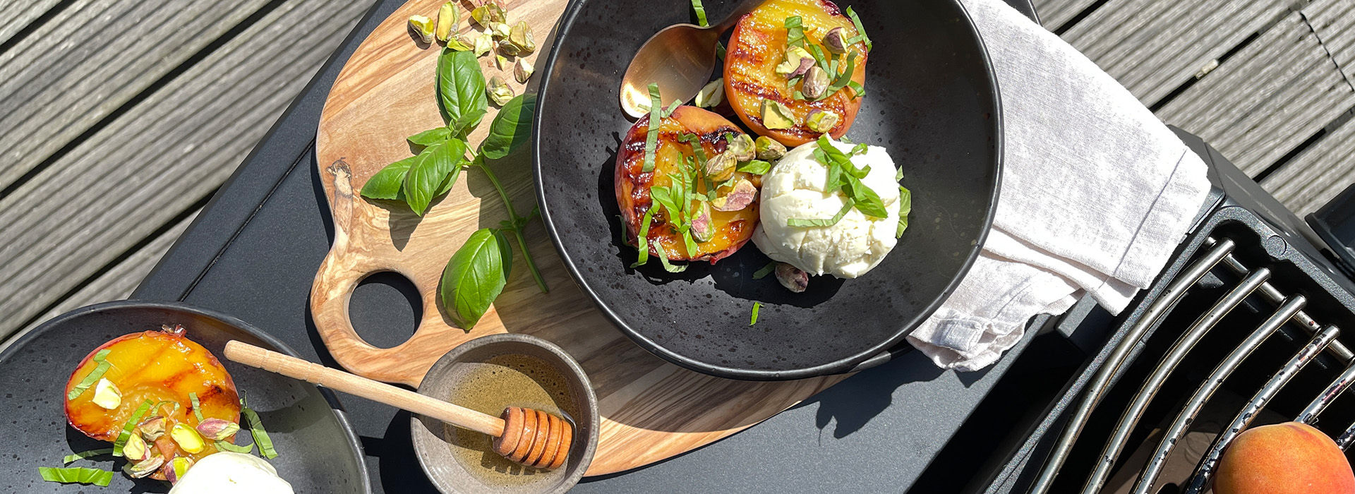 Gegrillte Pfirsiche mit Vanilleeis, Basilikum und Pistazien