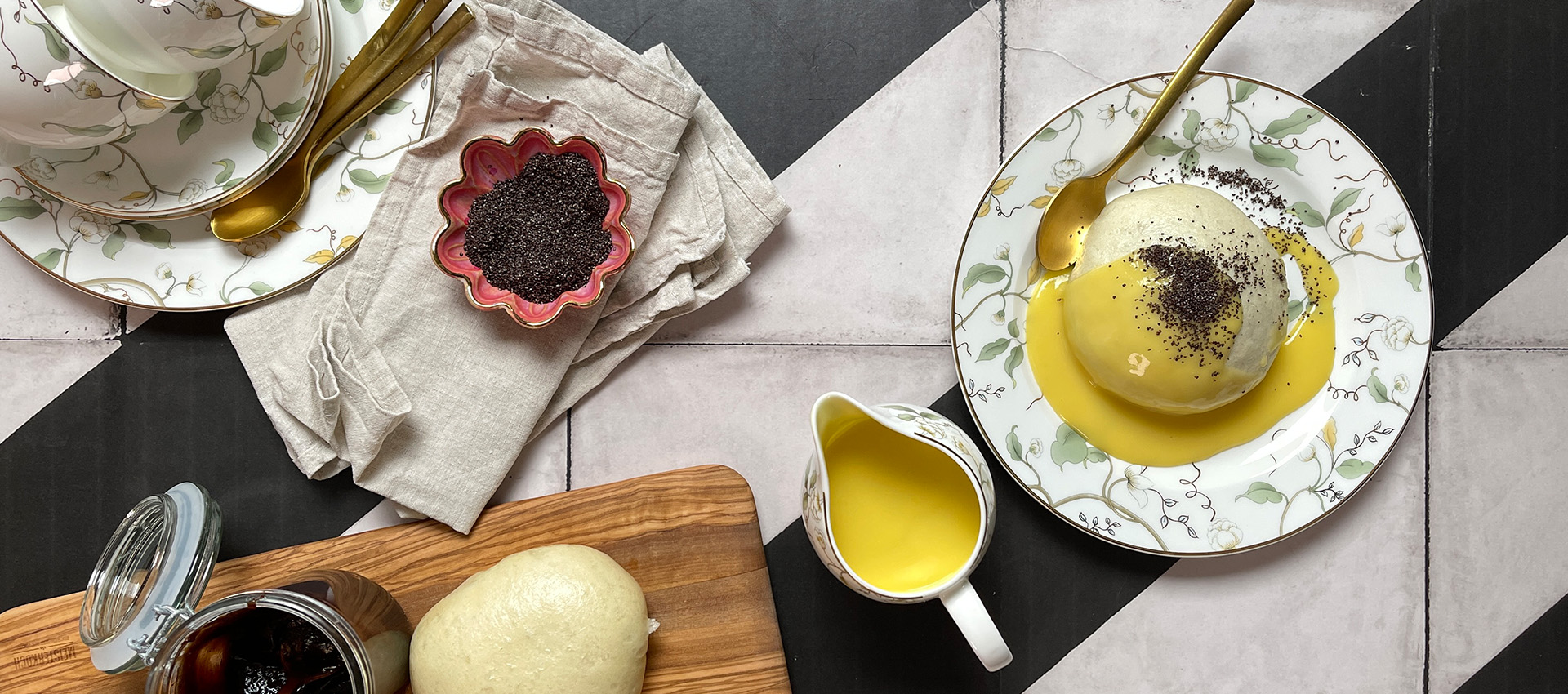 Vegane Germknödel mit Pflaumenmus und Vanillesoße 