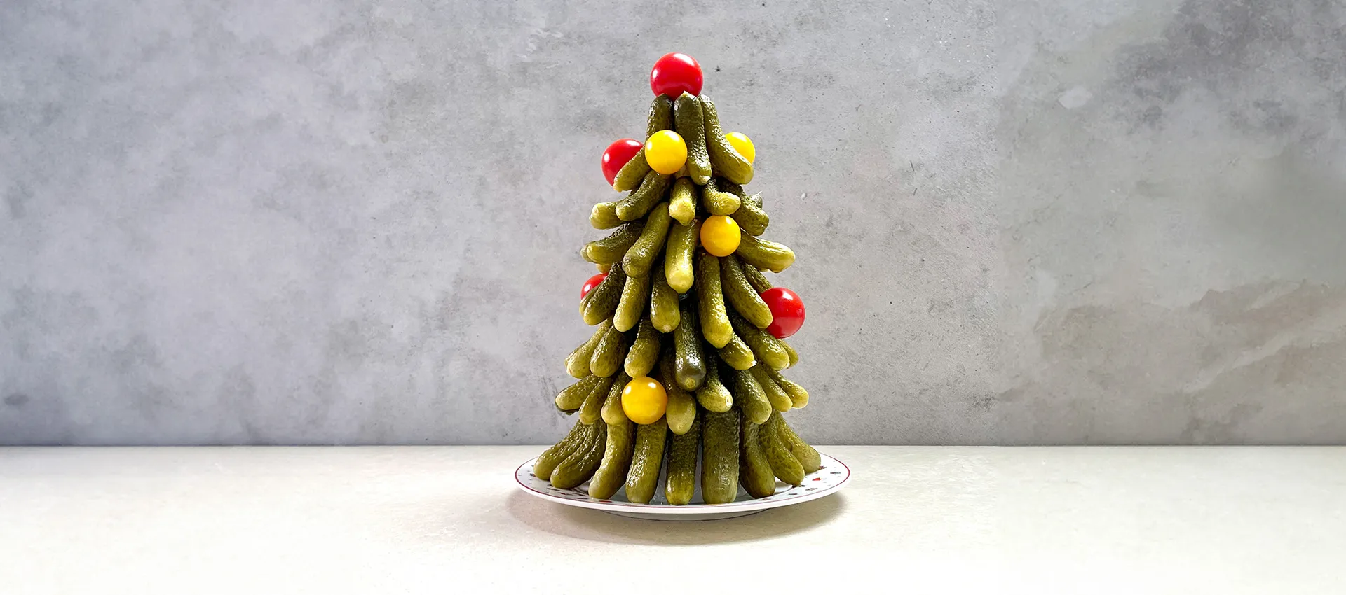 Gurken-Tannenbaum aus Gewürzgurken und Cocktailtomaten