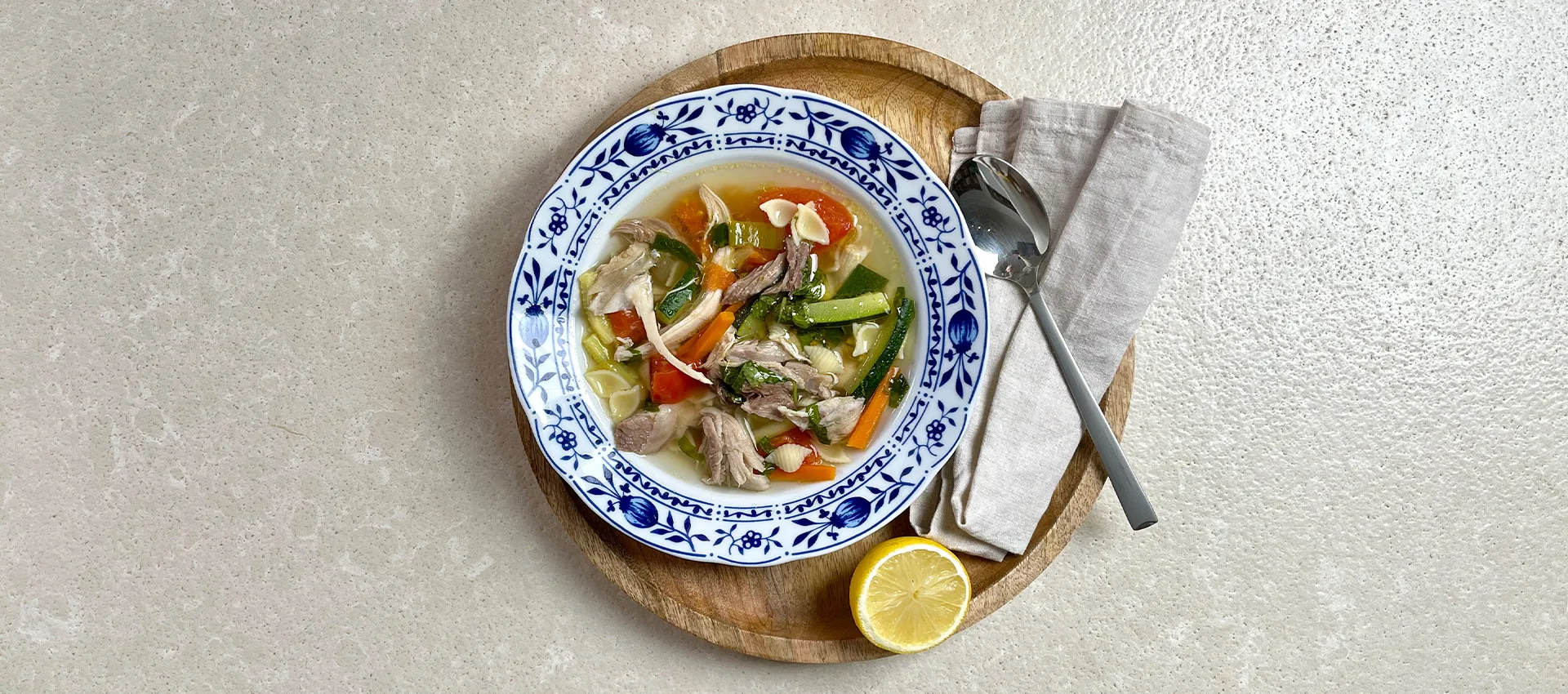 Klassische Hühnersuppe mit italienischem Twist