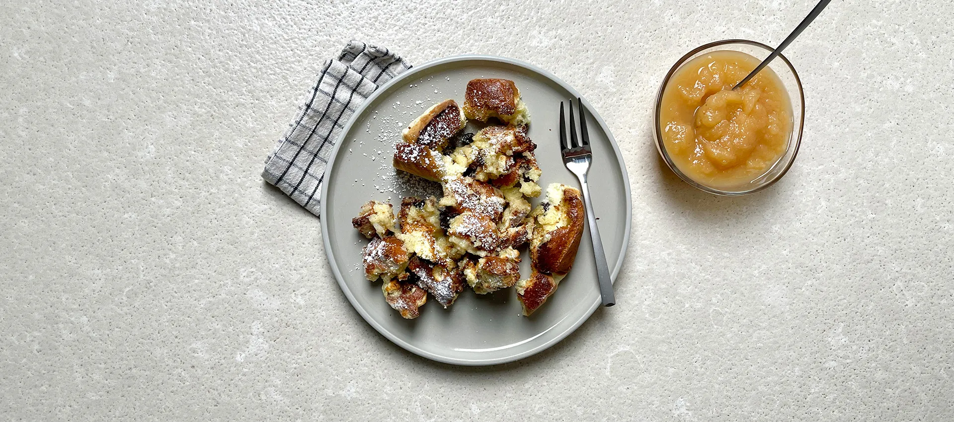Kaiserschmarrn mit Puderzucker und Apfelmus