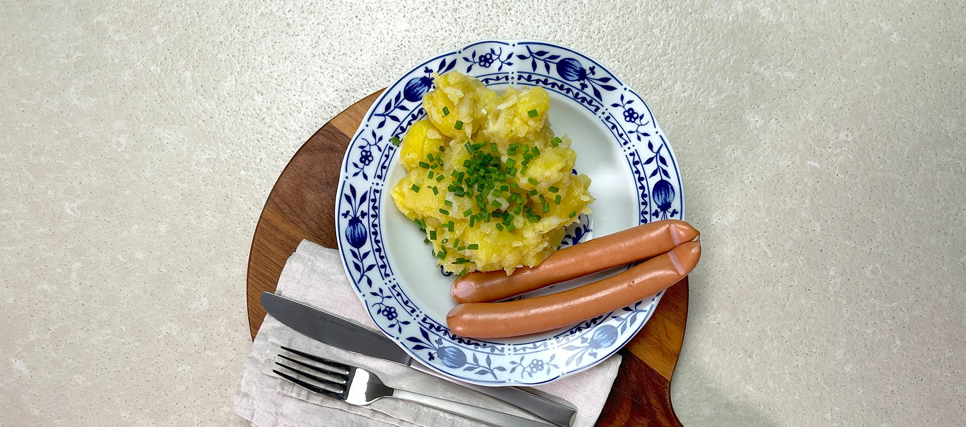 Süddeutscher Kartoffelsalat mit Brühe, Essig & Öl und Wiener Würstchen