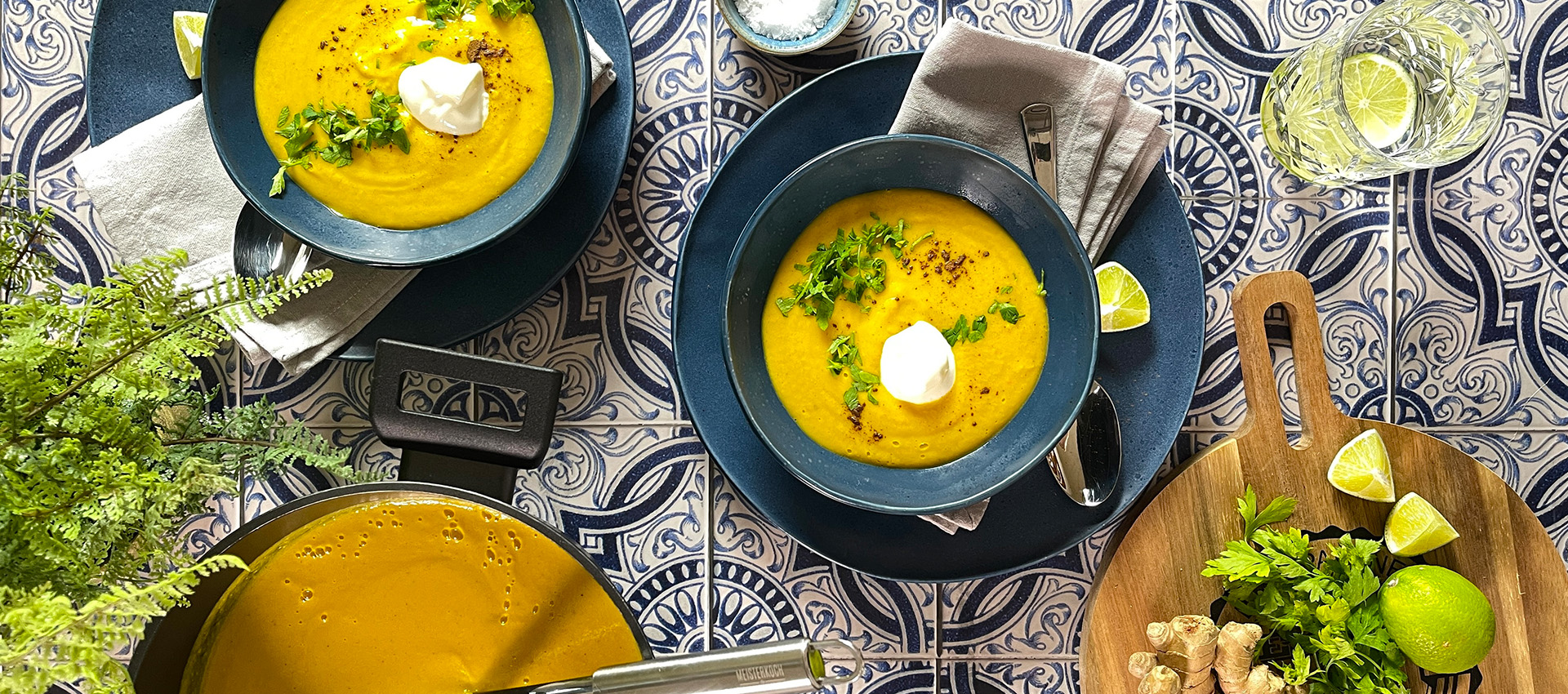 Goldene Kokosmilch-Gemüsesuppe