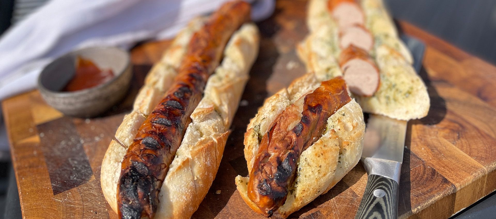 Bratwurst im Kräuterbaguette