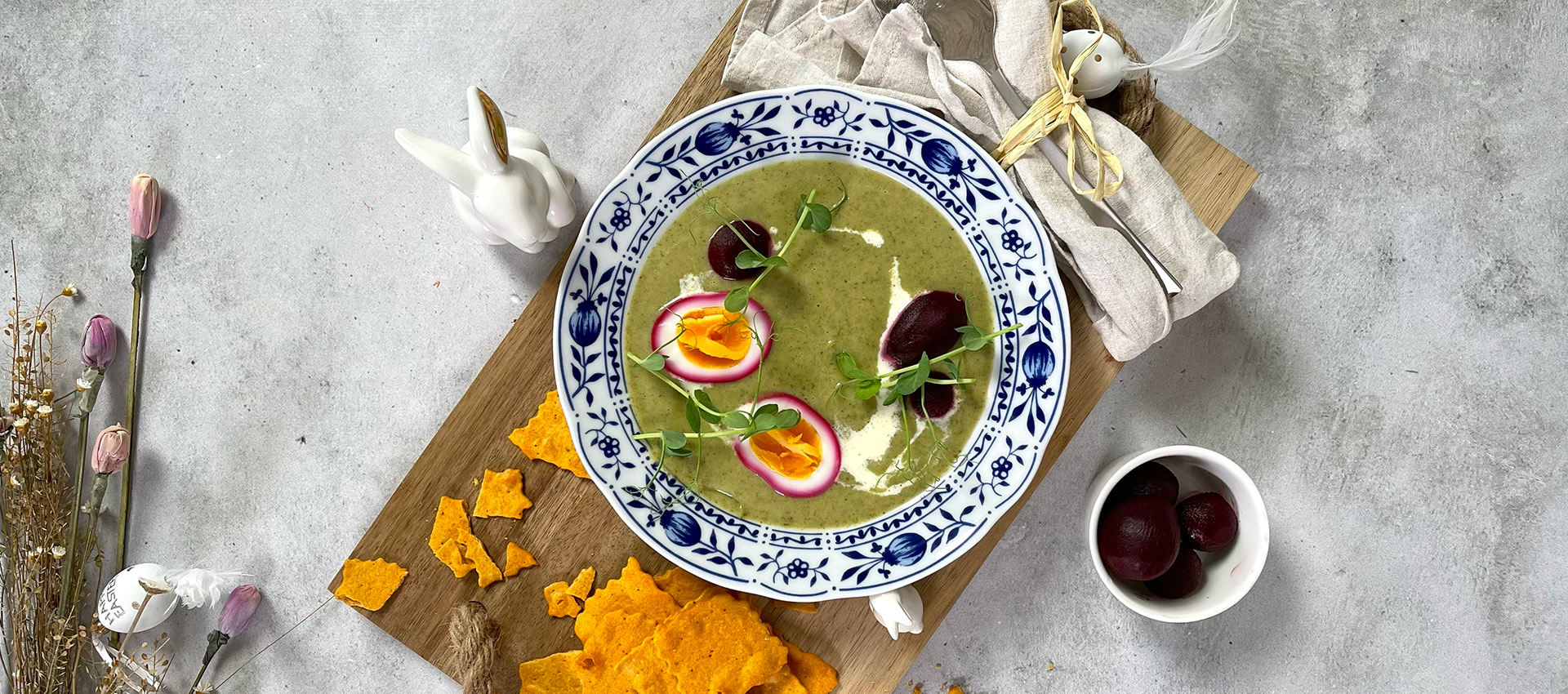 Kräutersuppe mit Rote Bete-Ei