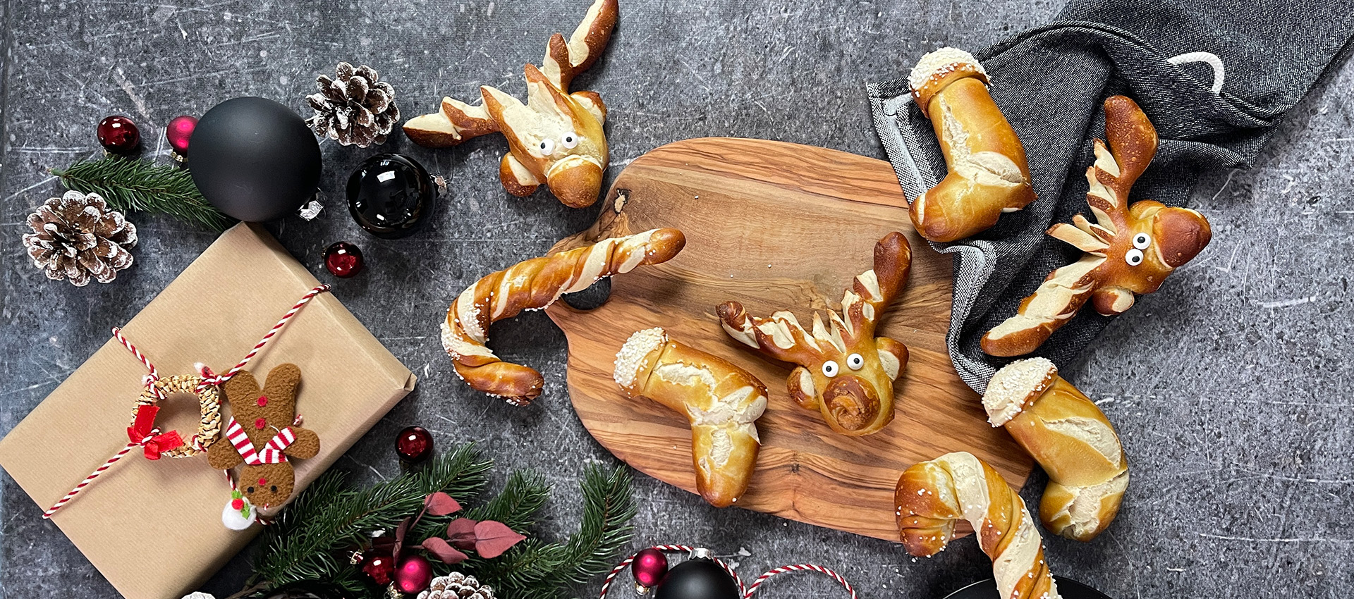 Laugenstangen als Weihnachtsstiefel, Hirschkopf und Zuckerstange