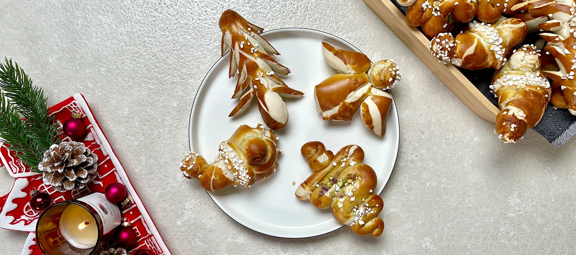 Laugengebäck in weihnachtlichen Formen eines Engel und eines Tannesbaums