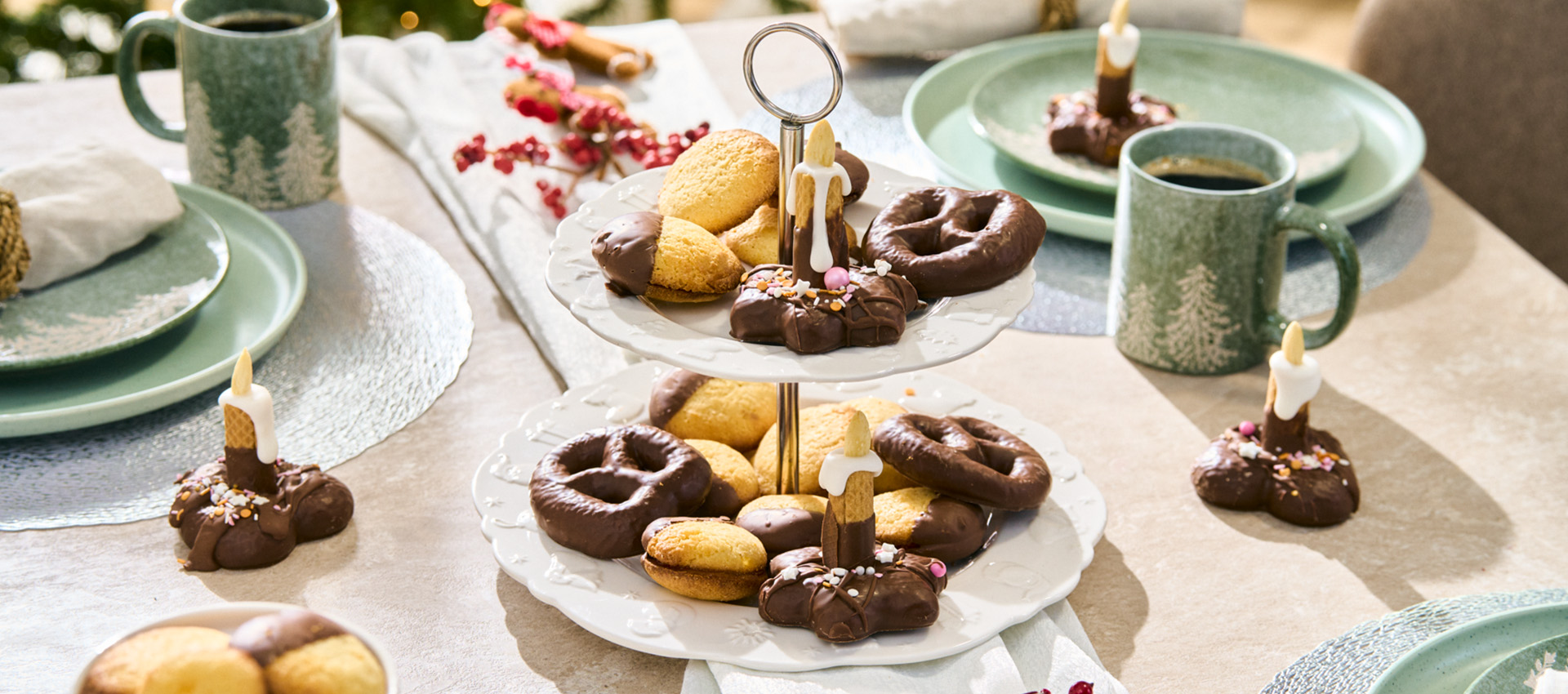 Lebkuchen-Kerzen auf Etagere