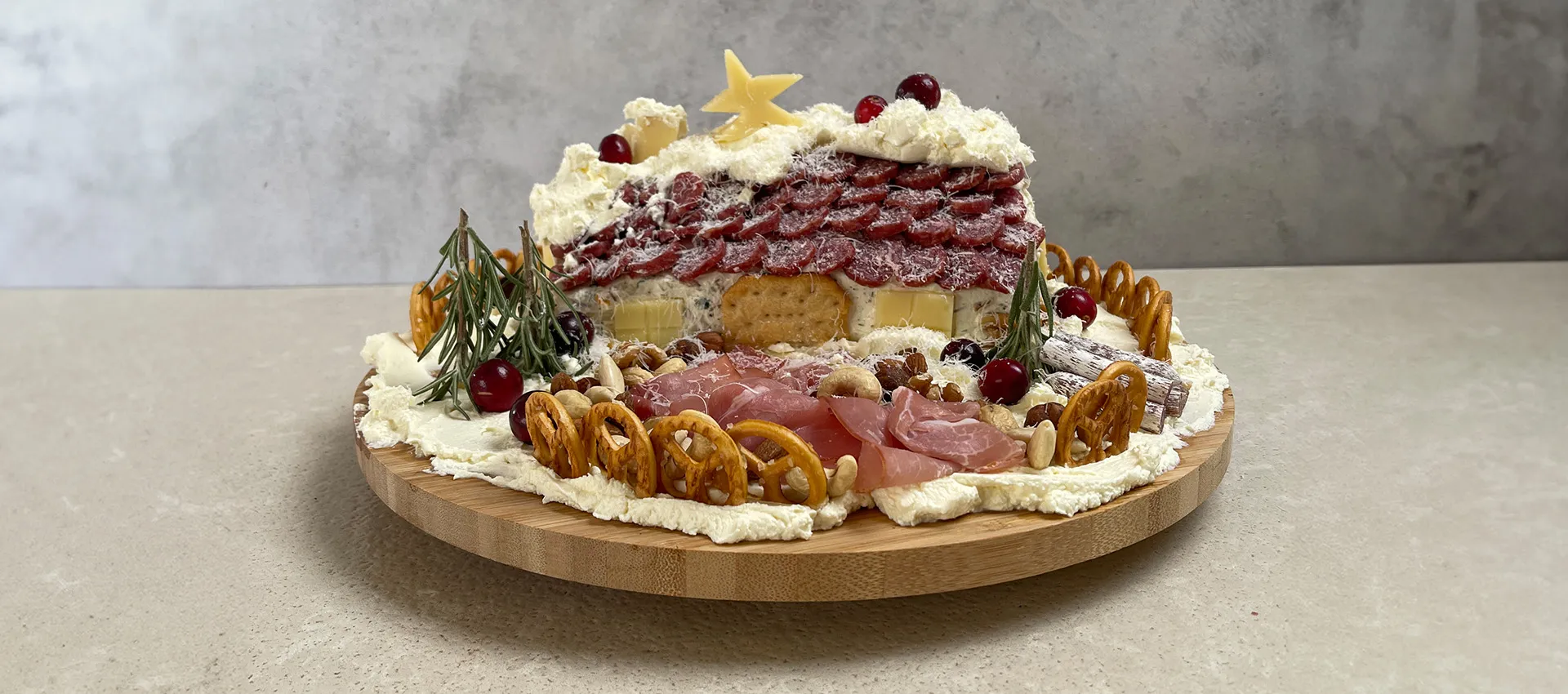 Herzhaftes Lebkuchenhaus mit Frischkäse, Salami und vielen mehr