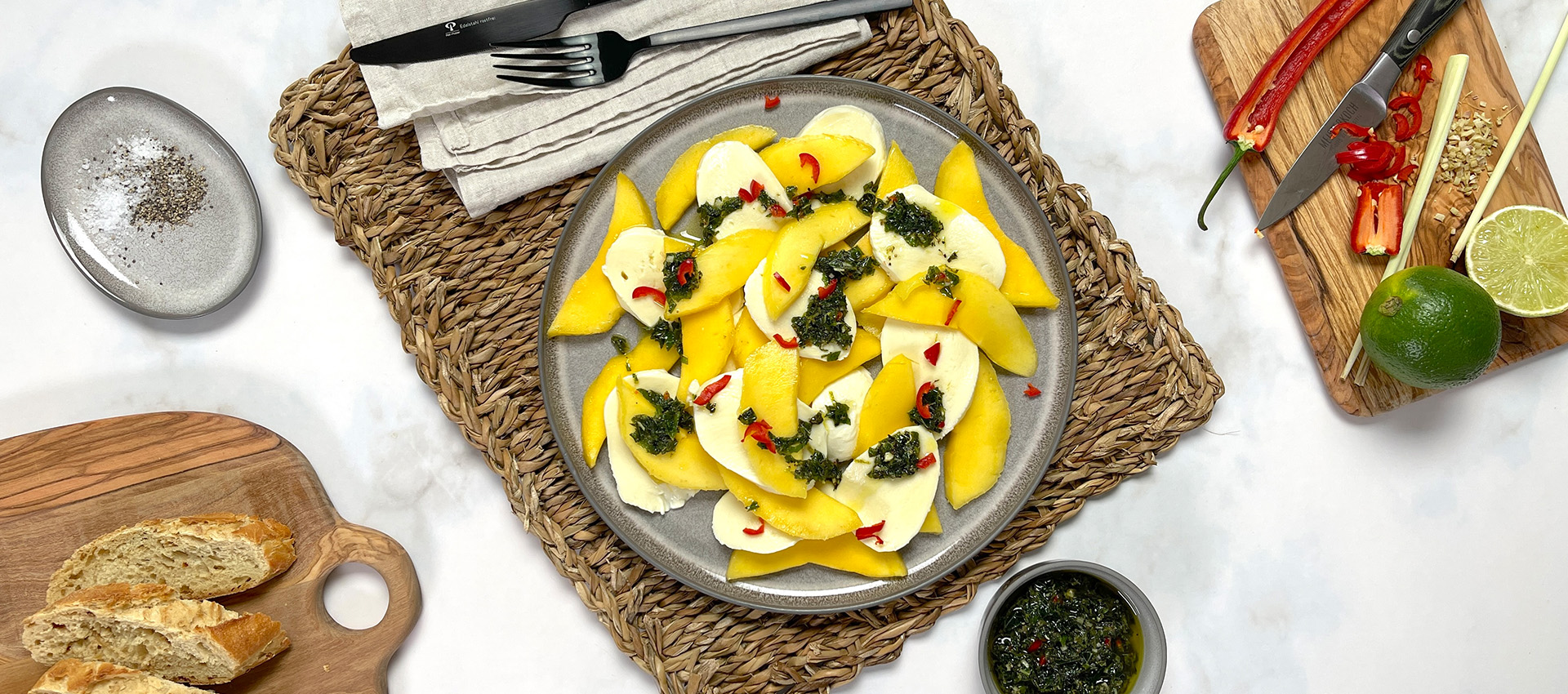 Insalata Caprese mit Mango und Minz-Gremolata