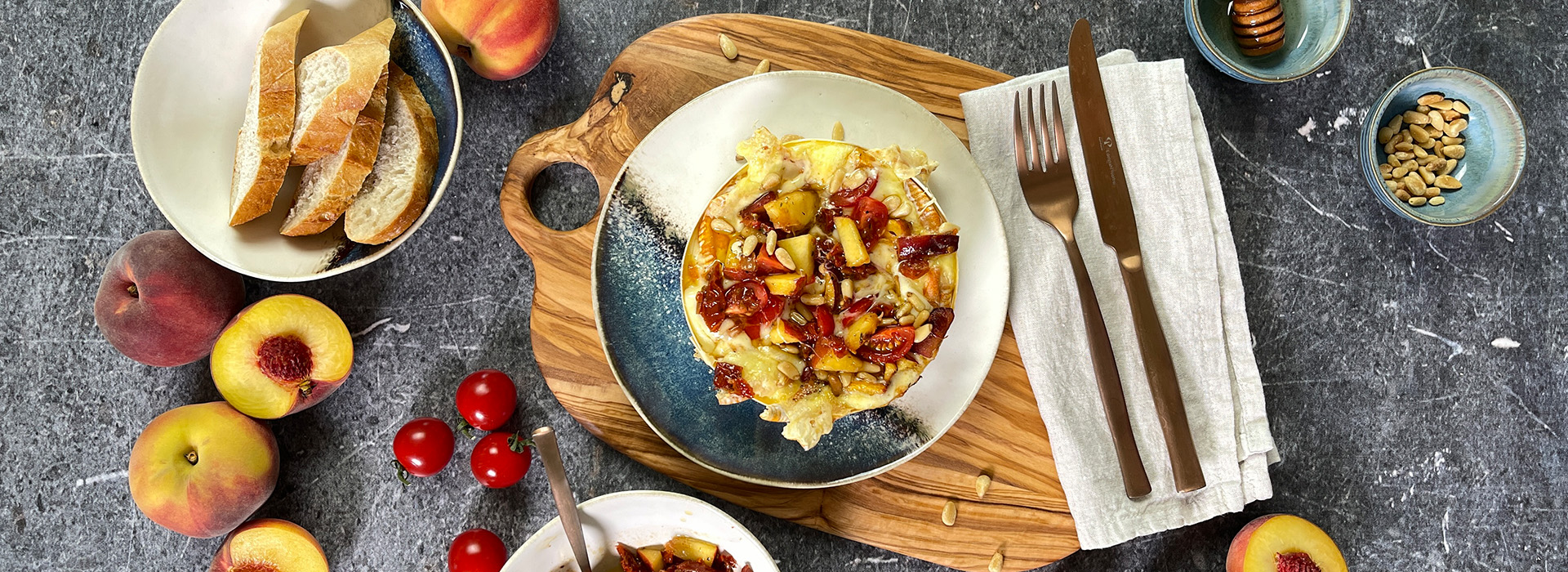 Ofenkäse mit Pfirsich und Tomaten