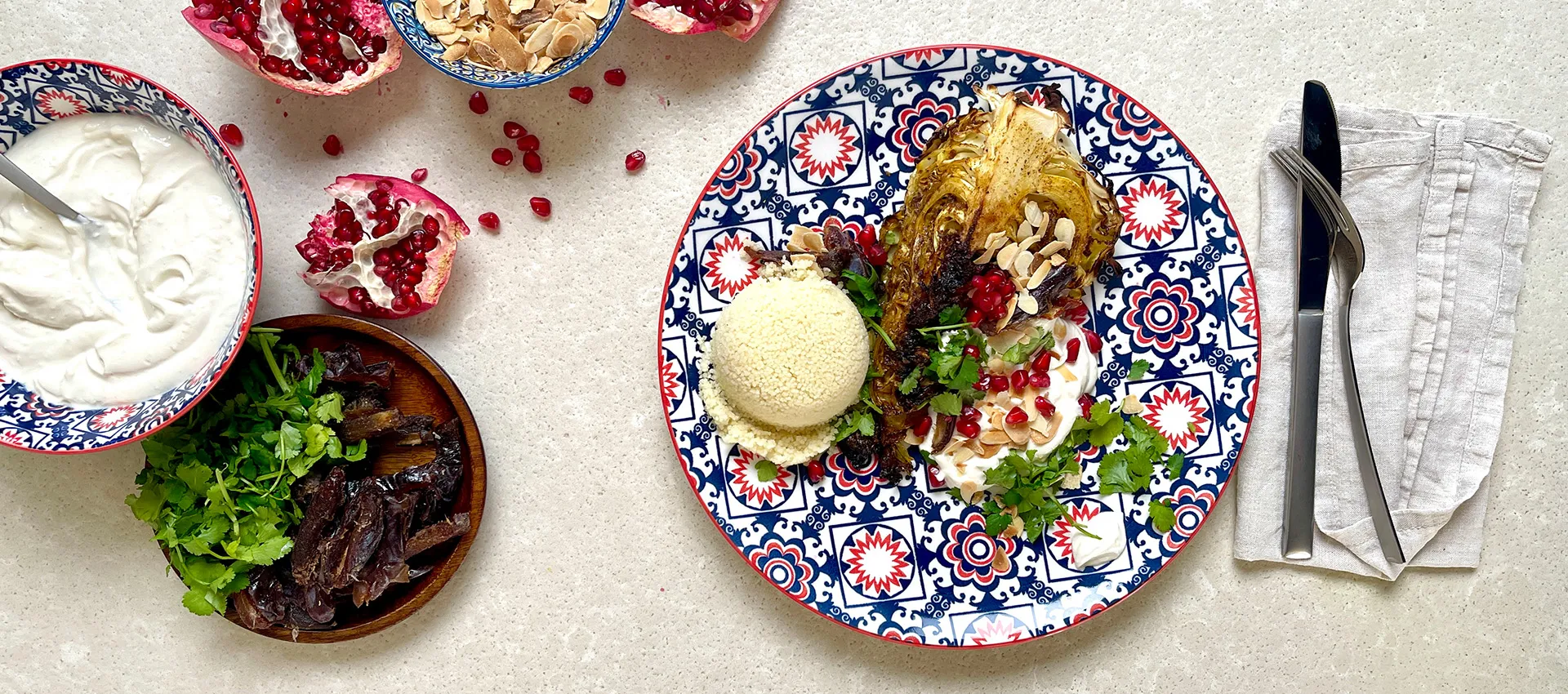 Orientalischer Ofen-Spitzkohl mit Harissa, Datteln & Tahini-Zitronen-Sauce