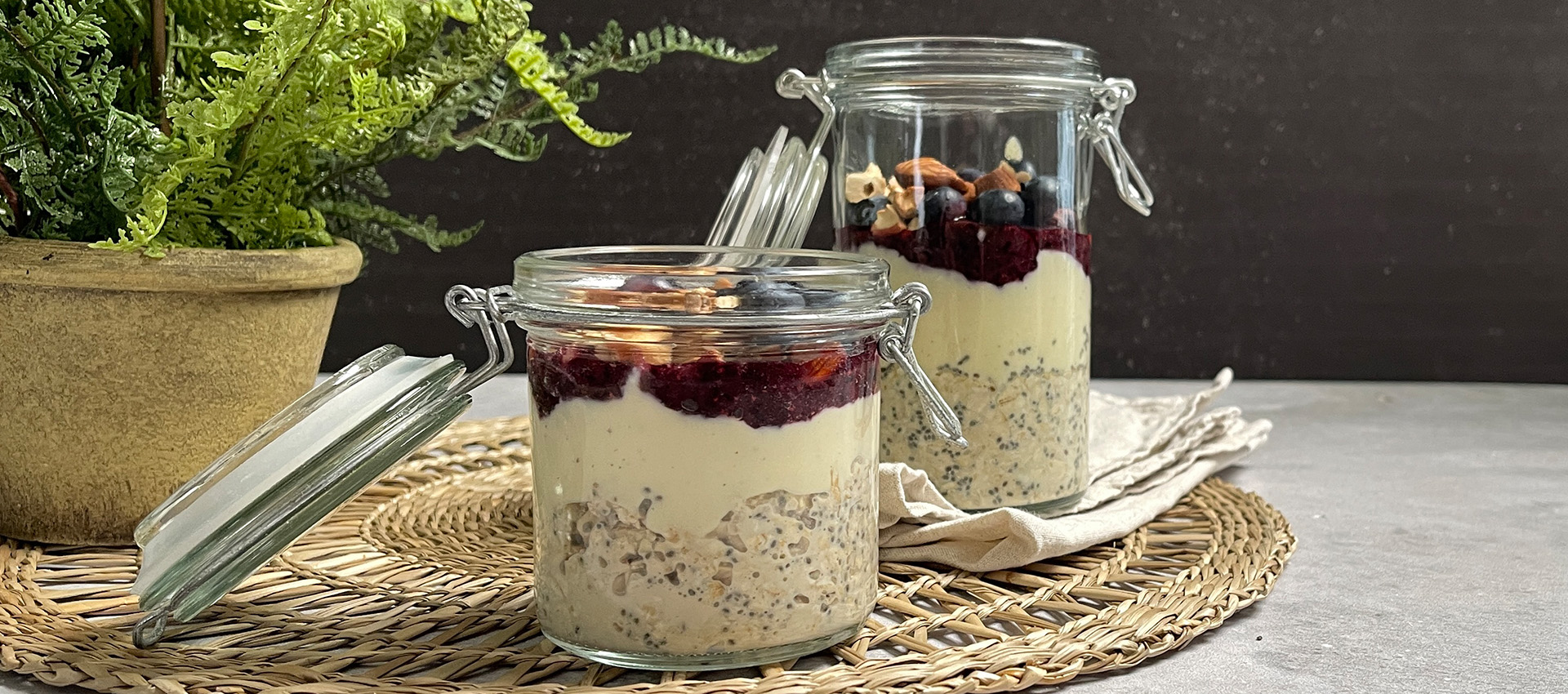 Overnight Oats mit Heidelbeeren und gerösteten Kernen