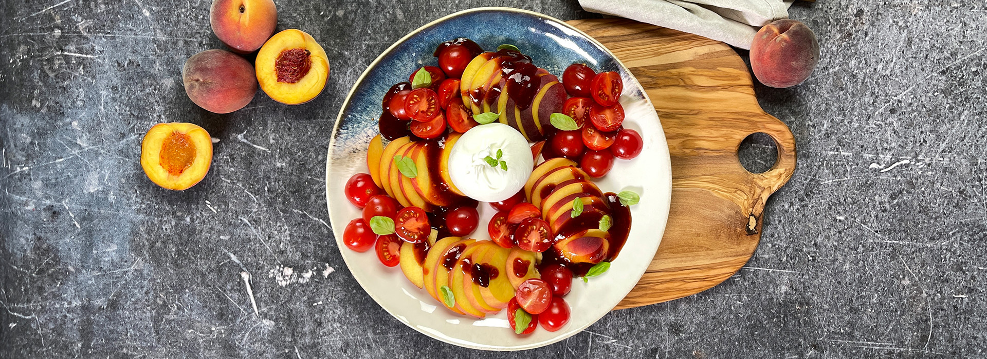 Pfirsich-Caprese mit Gochujang-Dressing