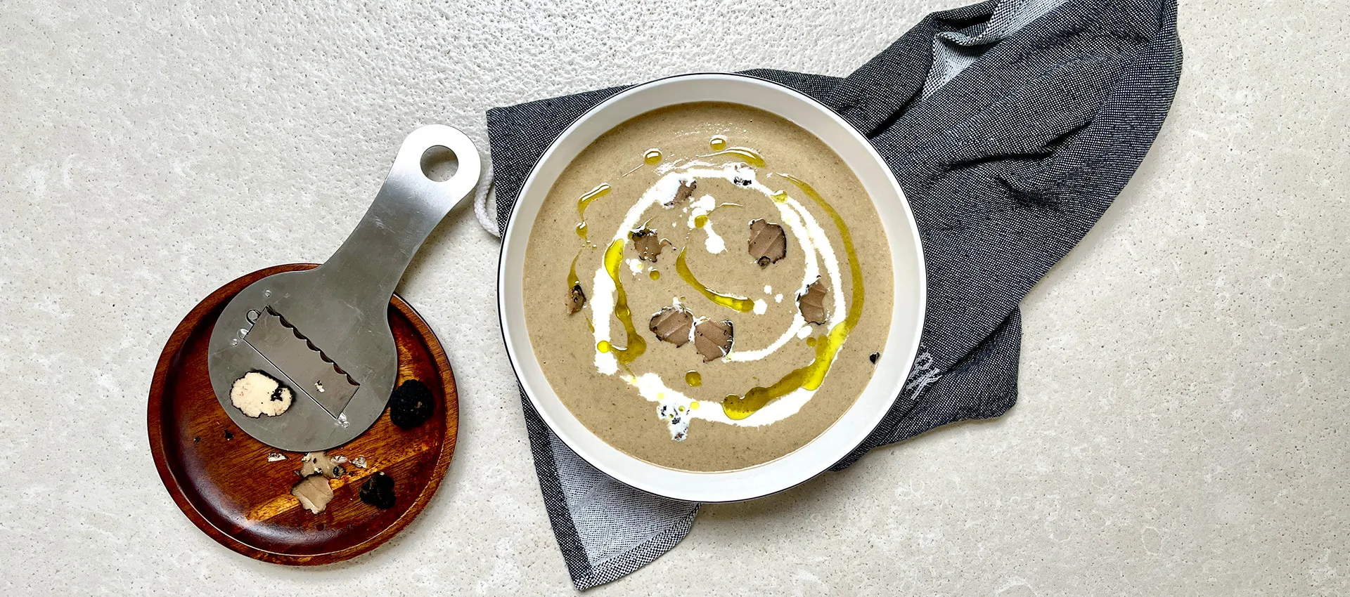 Feines Pilzcremesüppchen mit Thymianöl & Sommertrüffel