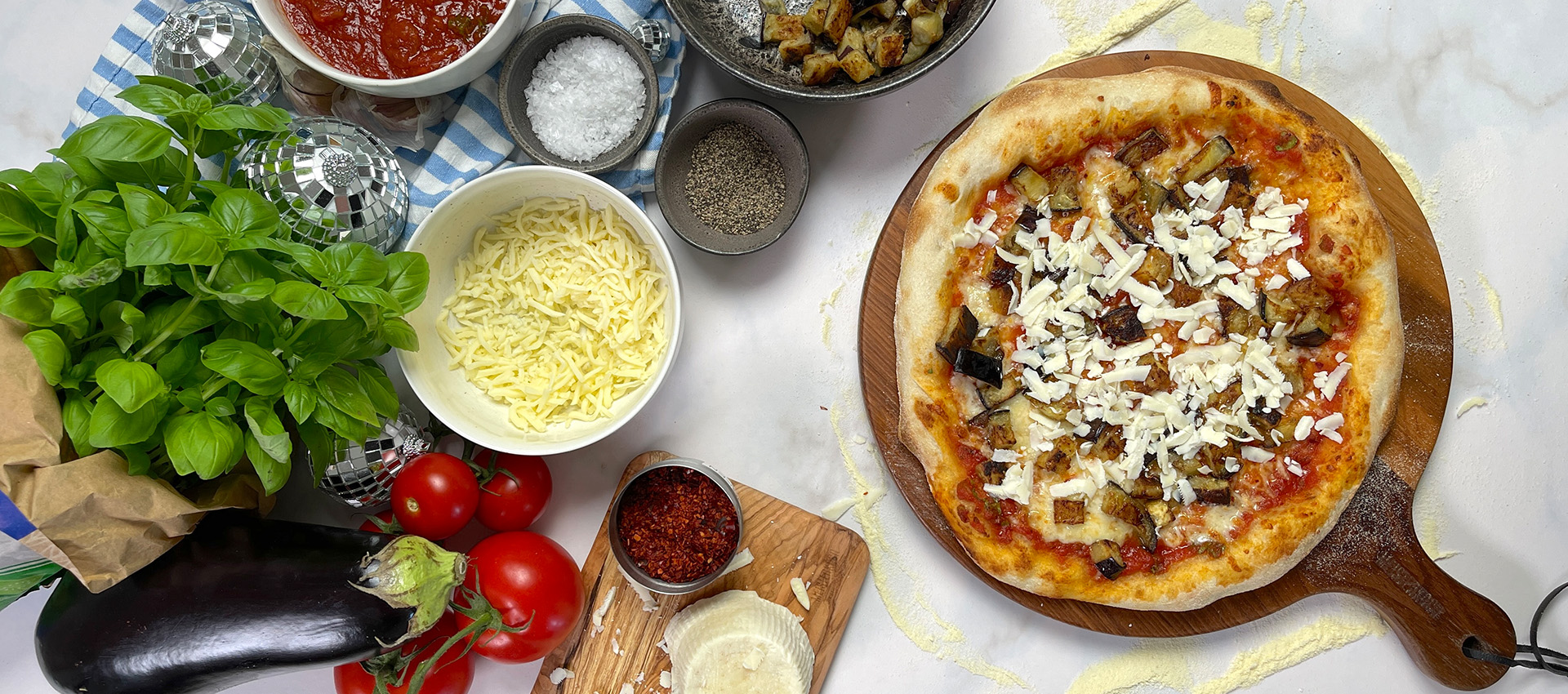 Pizza alla Norma mit gebratener Aubergine und salzigem Ricotta