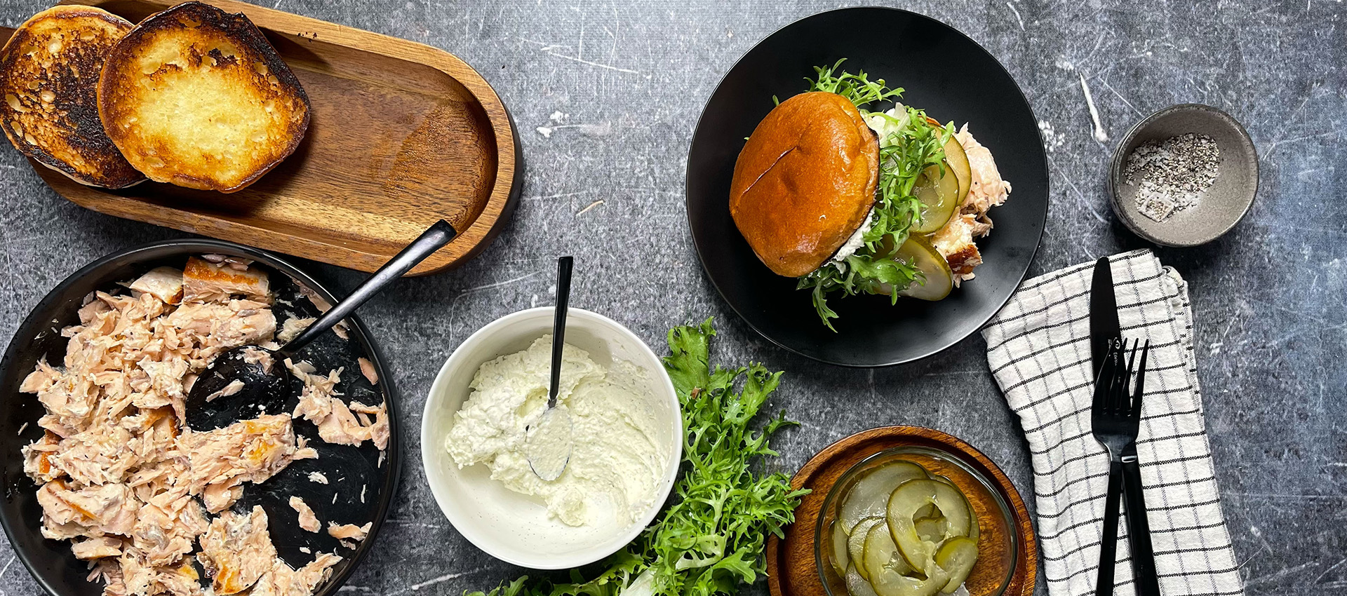 Pulled Lachs-Burger vom Grill