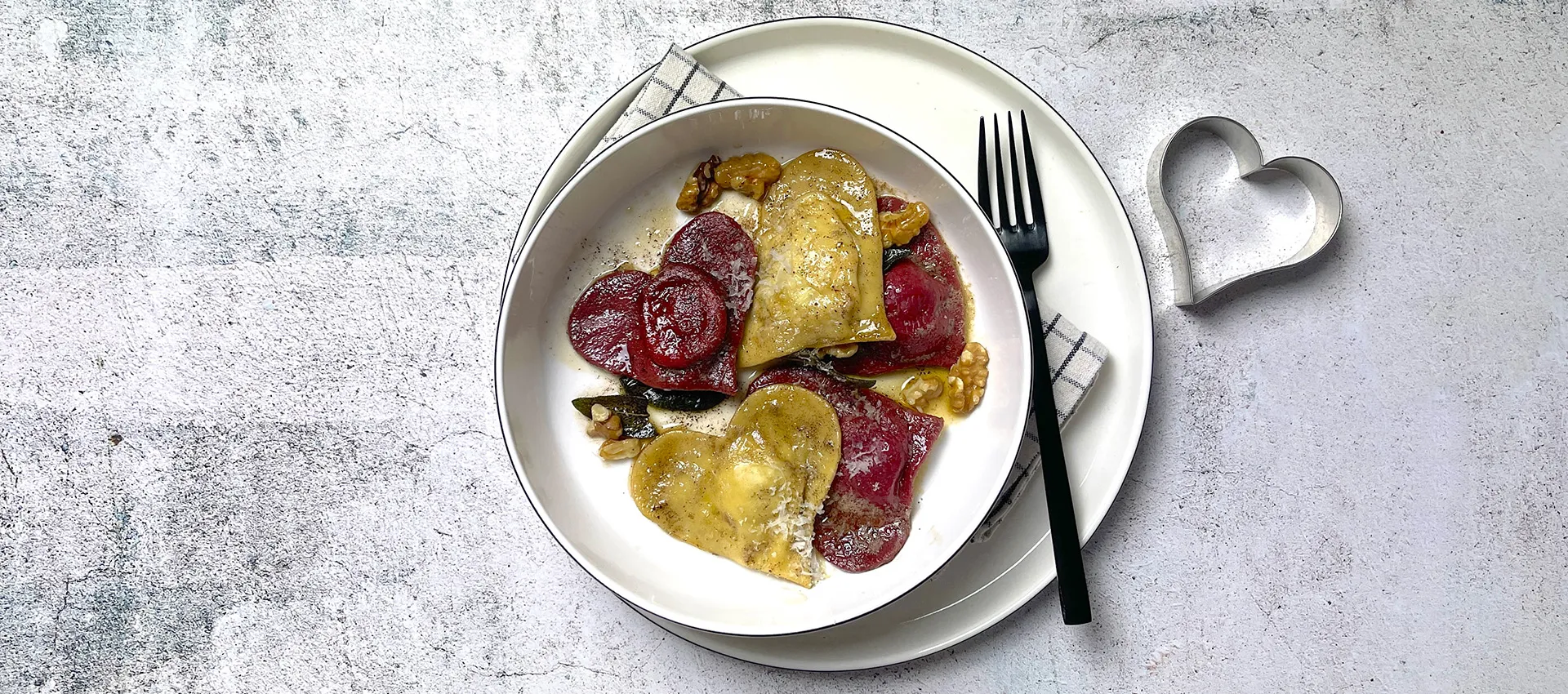 Herz-Ravioli in Gelb und Rot mit Salbei-Nussbutter und Walnüssen