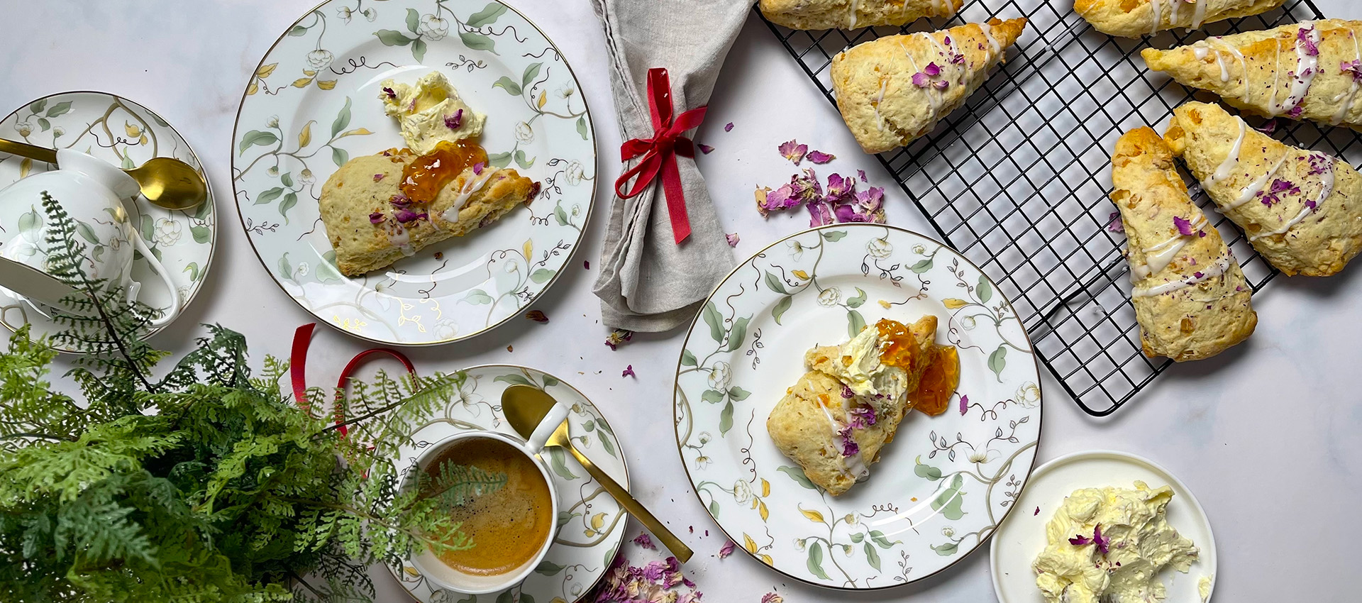 Rosen-Scones mit aufgeschlagener Rosen-Butter