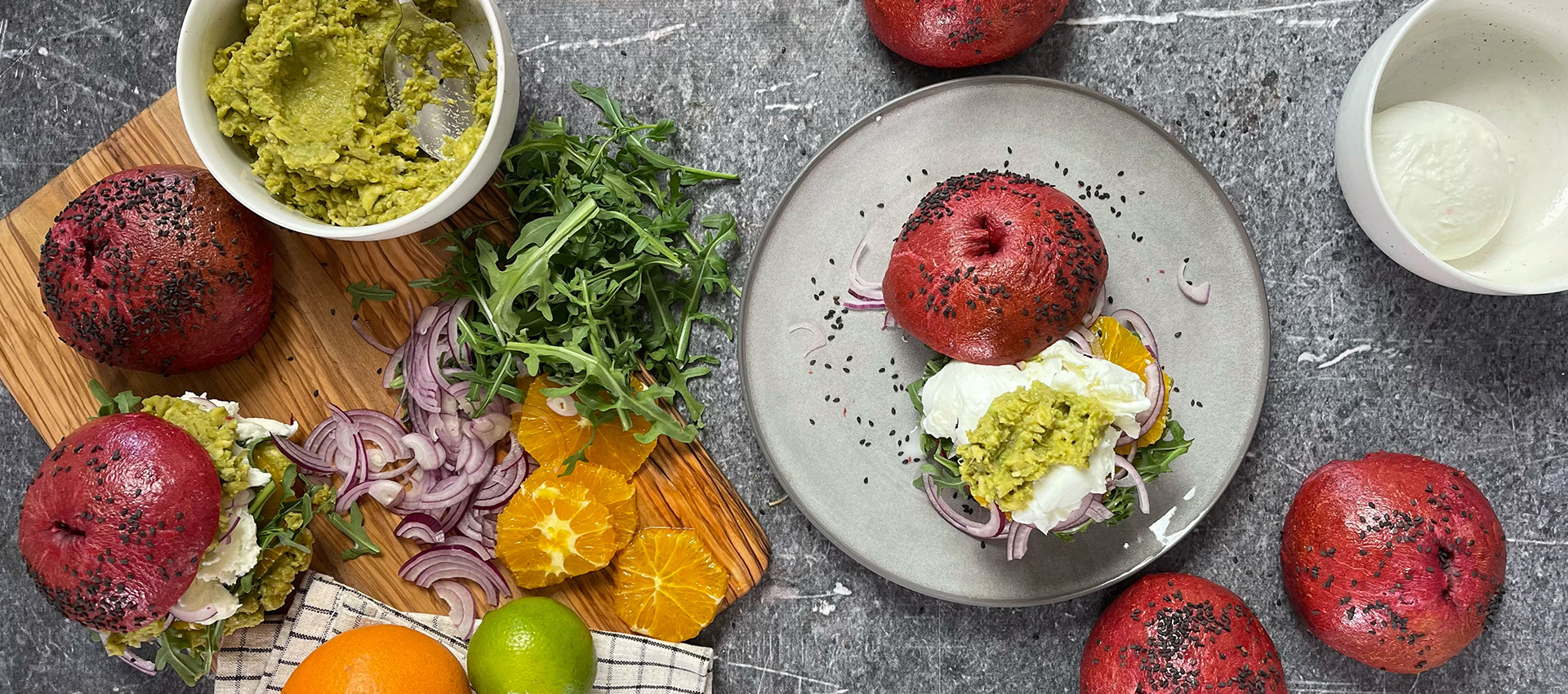 Rote Bete-Bagel Buns mit Erbsen-Smash