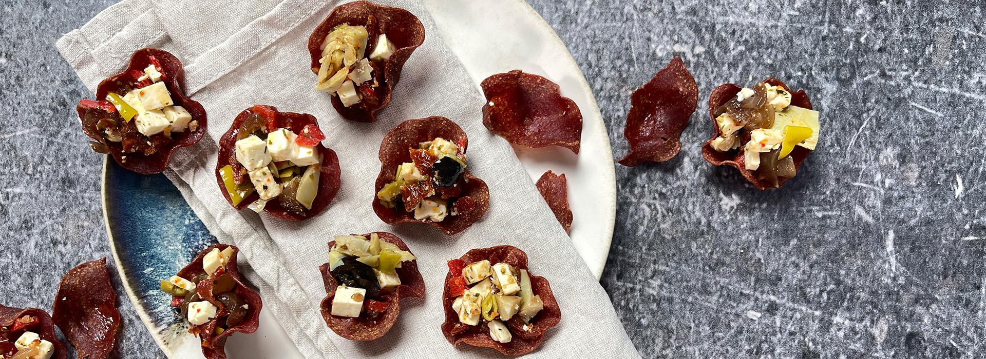 Salamischälchen mit Antipasti-Happen