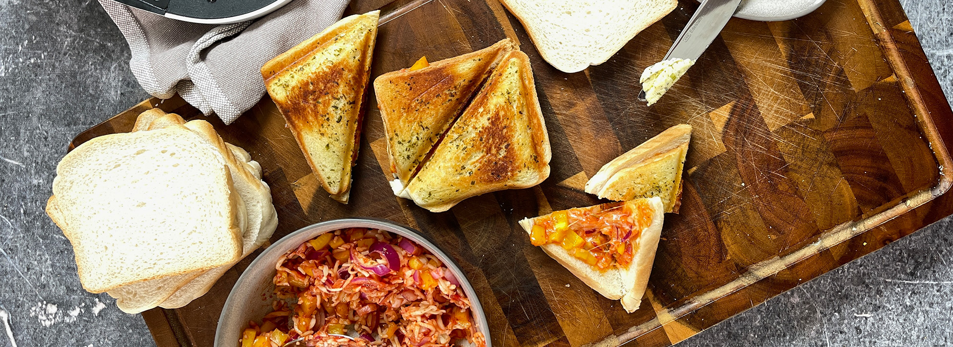 Sandwichtoast mit Paprika und Tomate