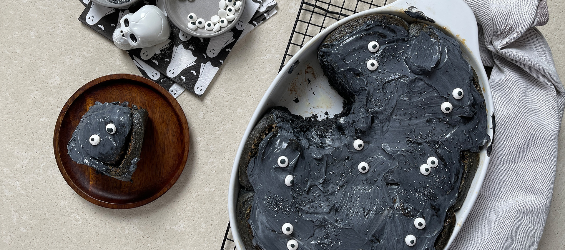 Schwarze Hefeteigschnecken
