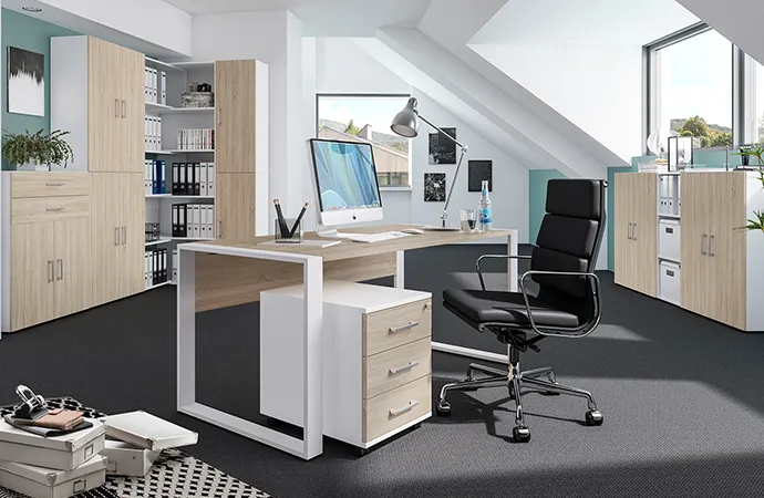 Schlichte Büromöbel in Eiche-Dekor und Weiß