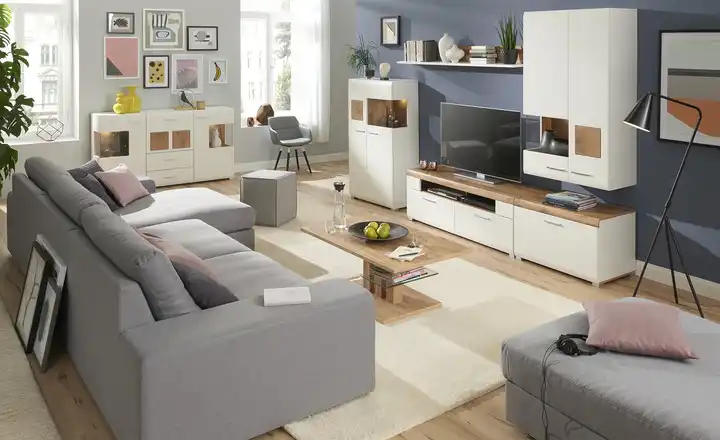 Wohnzimmer mit Sofa, Kommode, Couchtisch und Wohnwand