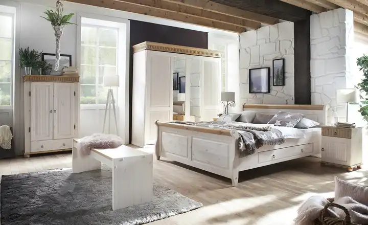 Schlafzimmer mit Bett, Kleiderschrank und Kommode