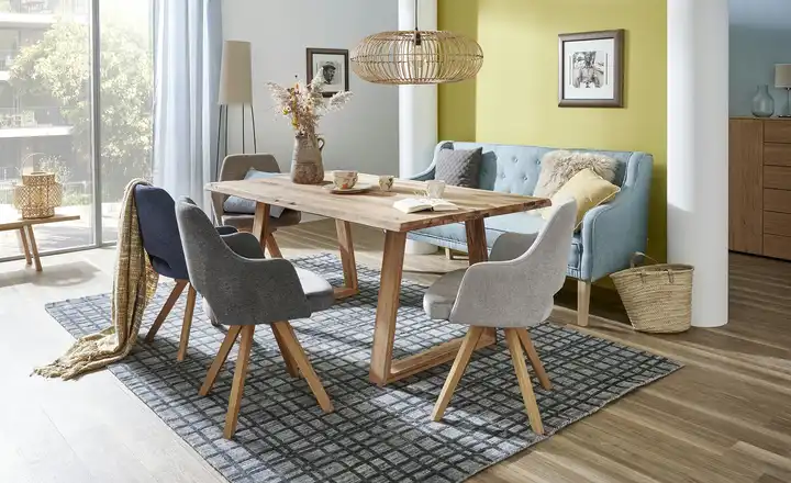 Esszimmer mit Esszimmerstühlen, Esstisch und Bank