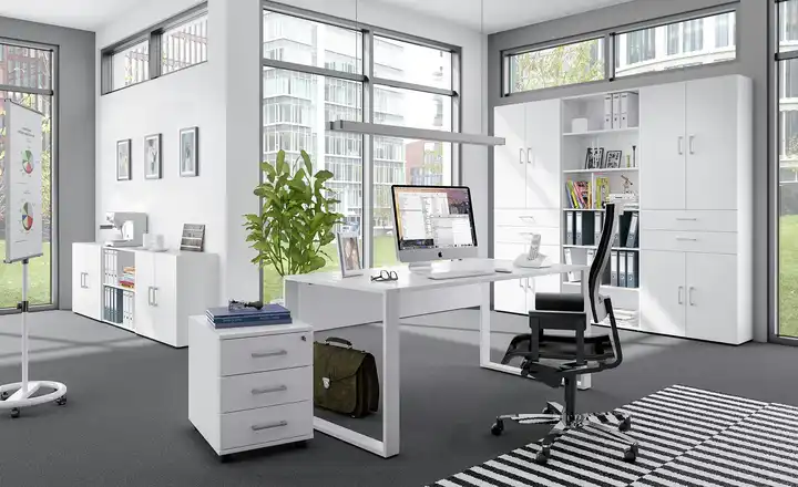 Arbeitszimmer mit Schreibtisch, Drehstuhl, Rollcontainer & Aktenschrank