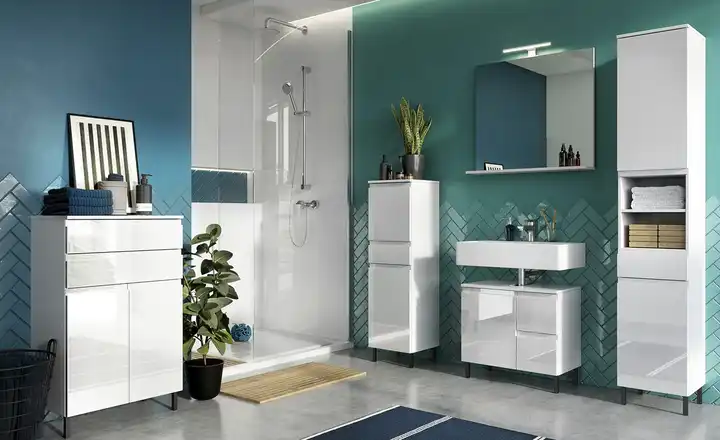 Weißes Badezimmer in Hochglanzoptik