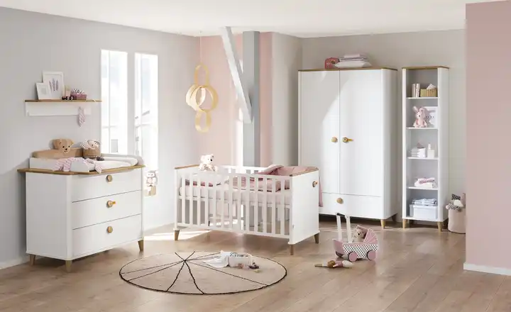 Weiße Möbel in einem Babyzimmer