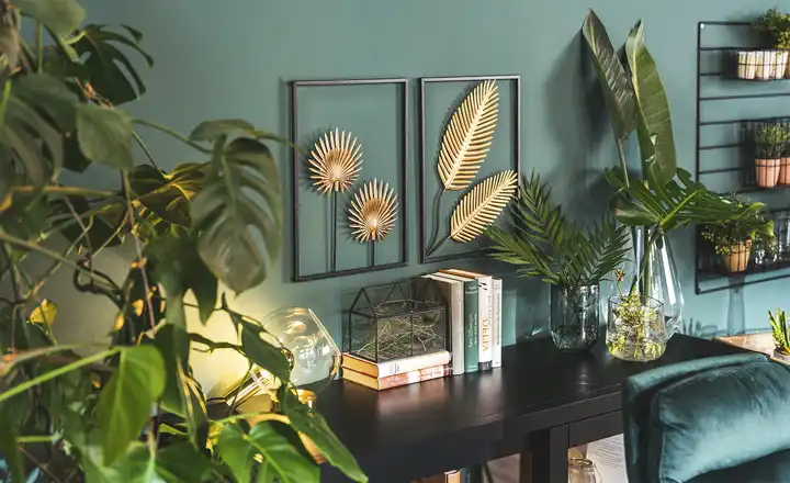 Vasen und Tischlampen auf Kommode, Wandbilder mit goldenen Akzenten