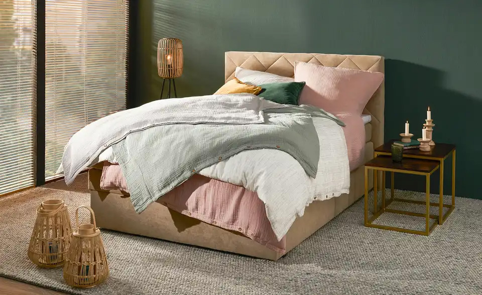 Bettdecken & Kopfkissen auf einem Bett
