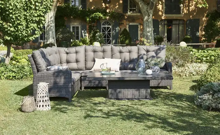 Gartenmöbel aus Polyrattan in einem Garten