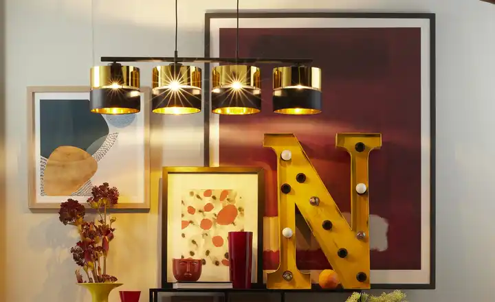 Deckenleuchte vor Wandbildern, Buchstabe N als Lampe
