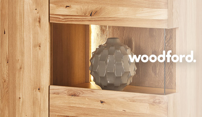 woodford, Nahaufnahme Vitrinenfach mit Beleuchtung