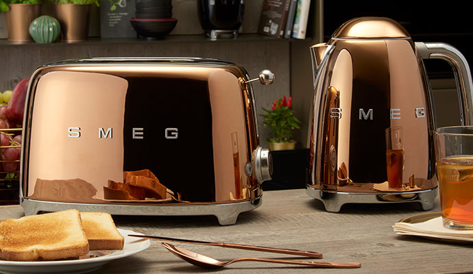 Toaster und Wasserkocher in Kupferoptik mit smeg-Schriftzügen