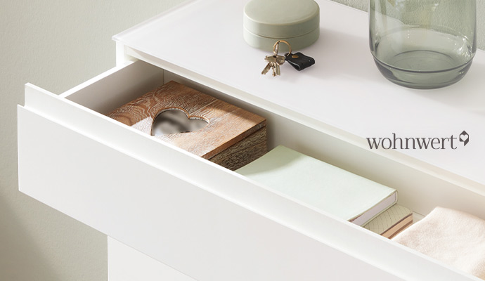 wohnwert, Nahaufnahme geöffnete Schublade einer Kommode der Serie Nicolo