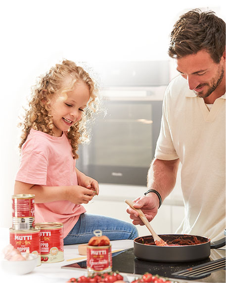 Vater und Tochter kochen gemeinsam