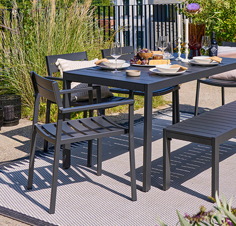 Gartenmöbel aus dunklem Aluminium