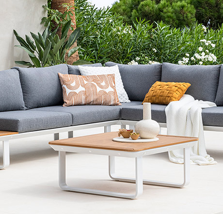 Garten-Lounge-Möbel mit weißem Metallgestell und Akzenten aus Polywood