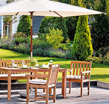 Gartenmöbel aus Teakholz auf Holzterrasse