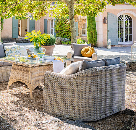 Gartenmöbel aus aus beigem Polyrattan